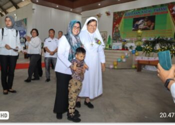 Wali Kota Pematang Siantar dr. Susanti Dewayani SpA Foto Bersama Dengan Anak - Anak Panti Di Acara Perayaan Natal Panti Anak Remaja Siantar Simalungun (PARSSI).