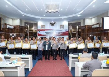 Kapolres Pematang Siantar AKBP Yogen Heroes Baruno SH, SIK, Foto Bersama Dengan Polres Lain Setelah Menerima Penghargaan.