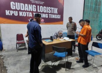 Polres Tebingtinggi Kawal Kedatangan Logistik Pemilu Bertempat Di Gudang  Logistik Pemilu Jalan Iman Bonjol.