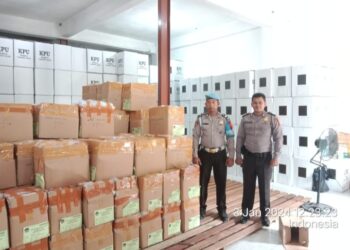 Polres Pematang Siantar Kawal Kedatangan Logistik Pemilu Tahun 2024 Di Kantor KPU.