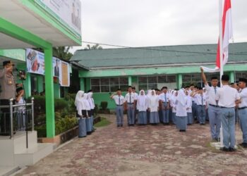 Kapolres Pematang Siantar AKBP Yogen Sebagai Pembina Upacara Bendera Dalam Program Police Go To School.