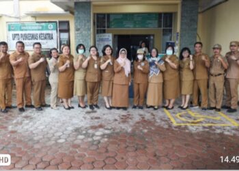 Wali Kota Pematang Siantar dr. Susanti Dewayani SpA Foto Bersama Dengan Para Pegawai Puskesmas Ksatria Saat  Kunjungan Kerja Ke Sejumlah Puskesmas.