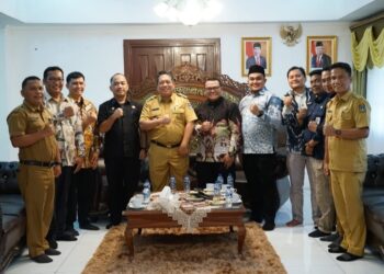 PJ. Walikota Tebingtinggi Drs  Syarmadani Didampingi Plt Kaban Kesbangpol Terima Audensi KPU Bertempat di Rumah Jabatan Walikota Jalan Sutomo Tebingtinggi.