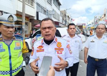 Kadis Perhubungan Drs Julham Situmorang MSi Didampingi Oleh Kanit Kamsel IPDA Lukman A. Sinaga SH Menyampaikan Terimakasih Kepada Masyarakat Kota pematang Siantar.