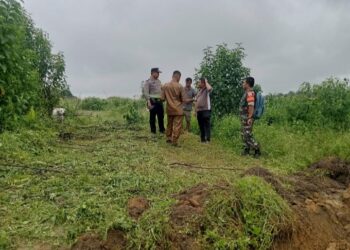 Bhabinkamtibmas Simarimbun Hadiri Penyelesaian Masalah Batas Tanah.