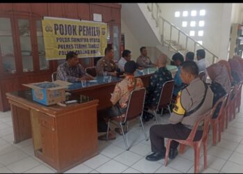 Kapolsek Padang hulu AKP Marolop Samosir Lakukan Cooling syxstem Ke Kantor Lurah  Bandarsono.