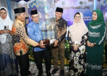 Wali Kota Pematang Siantar dr. Susanti Dewayani SpA Memberikan Piala di Kegiatan Musabaqah Tilawatil Quran (MTQ) Ke - 53 Tingkat Kecamatan Siantar Utara Tahun 2024.