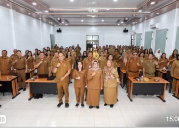 Wali Kota Pematang Siantar dr. Susanti Dewayani SpA Foto Bersama Saat Hadiri Pembukaan Rapat Koordinasi Bidang Kesehatan.