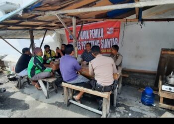 Sat Binmas Polres Pematang Siantar Ngobrol Ringan Seputar Pemilu 2024 Bersama Warga.