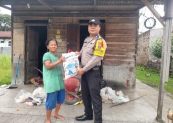 Polri Peduli Bhabinkamtibmas Tong Marimbun Bagikan Bansos Kepada Warga Kurang Mampu.
