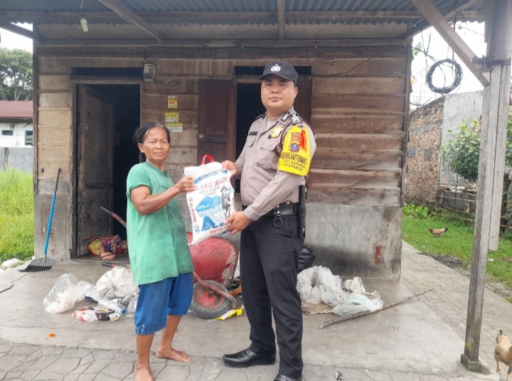 Polri Peduli Bhabinkamtibmas Tong Marimbun Bagikan Bansos Kepada Warga Kurang Mampu.