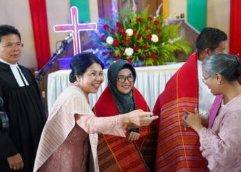 Wali Kota Pematang Siantar dr. Susanti Dewayani SpA Diulosi di Perayaan Syukuran Awal Tahun sekaligus Orientasi Pelayanan Tahun 2024 Tahun Oikumene Inklusif.