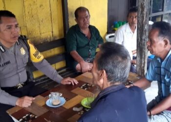 Bhabinkamtibmas Polres Pematang Siantar Ngobrol Bersama Warga Sampaikan Imbauan Kamtibmas.