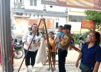 Bhabinkamtibmas Sukadame Polsek Siantar Utara Bantu Posyandu Cegah Stunting Balita.