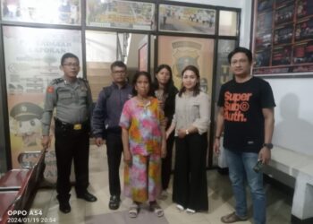 Polsek Siantar Utara Bantu Pertemukan Lansia Yang Linglung Dengan Keluarganya.