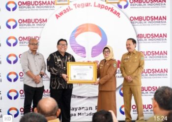 Wali Kota Pematangsiantar dr Susanti Dewayani SpA Menerima Piagam & Hasil Penilaian Penyelenggaraan Pelayanan Publik Tahun 2023.