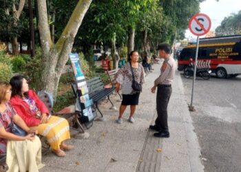 Sat Binmas Polres Pematangsiantar Sambangi Masyarakat Edukasi Pemilu Damai 2024.