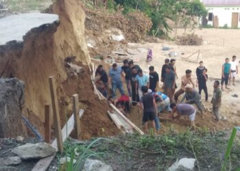 Polsek Siantar Martoba Evakuasi Tiga Warga Tertimbun Tanah Longsor , Satu Orang Meninggal Dunia.