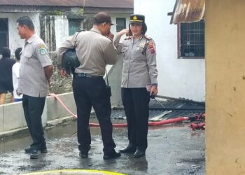 Kapolsek Siantar Marihat Pimpin Olah TKP Kebakaran Rumah Warga di Jalan Durian.
