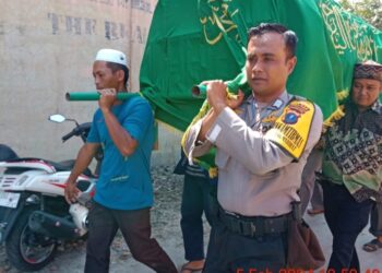 Ikut Melayat, Bhabinkamtibmas Pematang Marihat Pikul Keranda Jenajah Warga Binaannya Yang Meninggal.