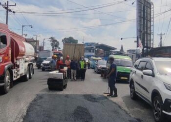 Tindak Lanjuti Hasil Rakor, Kasat Lantas Polres Pematangsiantar Laksanakan Pengamanan Penambalan Jalan Berlubang.