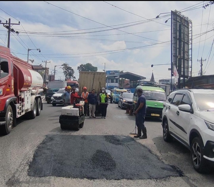 Tindak Lanjuti Hasil Rakor, Kasat Lantas Polres Pematangsiantar Laksanakan Pengamanan Penambalan Jalan Berlubang.