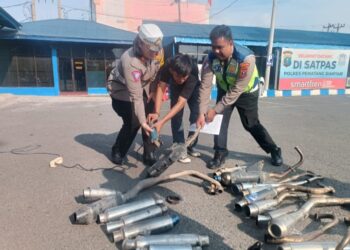 Kasat Lantas Polres Pematangsiantar Musnahkan 30 Knalpot Brong Tidak Sesuai Spesifikasi.