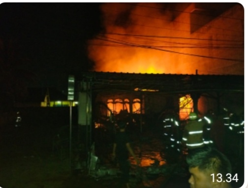 Satu Unit Bangunan Tempat Usaha Mickey Dimsum di Jalan A.Yani Tebingtinggi Terbakar.