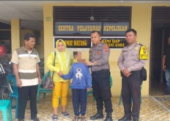 Polsek Siantar Selatan Serahkan Anak Tersesat Kepada Orangtuanya.