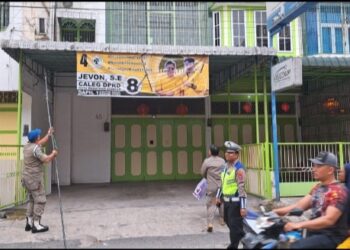 Hari Pertama Masa Tenang, Polres Pematangsiantar Amankan Kegiatan Pembersihaan Alat Peraga Kampanye .