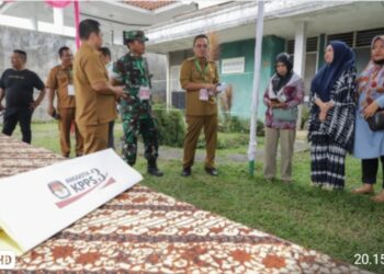 Wali Kota Pematangsiantar Diwakili Pj Sekda Dwi Aries Sudarto SH MH Bersama Forkopimda Meninjau Persiapan Sejumlah TPS.