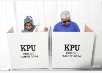 Wali Kota Pematangsiantar dr Susanti Dewayani SpA Bersama Ketua Dekranasda H Kusma Erizal Ginting SH Gunakan Hak Pilihnya di TPS 6 Jalan Nusa Indah, Kelurahan Simarito, Kecamatan Sianțar Barat.