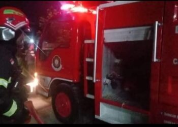 Disdamkarmat Pematangsiantar Padamkan Kebakaran Rumah di Jalan Damar, Kelurahan Kahean, Kecamatan Siantar Utara.