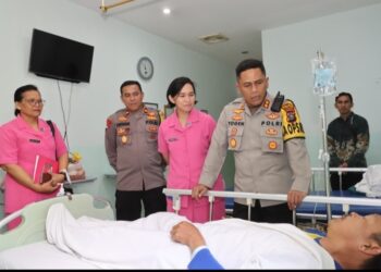 Kapolres Pematangsiantar Jenguk Anggotanya Yang Alami Drop Sepulang Tugas Dari PPK.