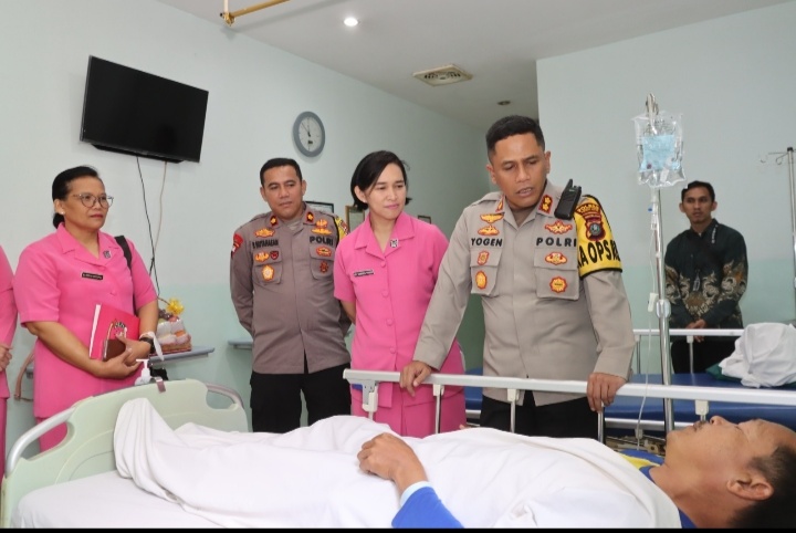 Kapolres Pematangsiantar Jenguk Anggotanya Yang Alami Drop Sepulang Tugas Dari PPK.