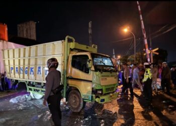 Kereta Api Tabrak Satu Unit Colt Diesel Pengangkut Ampas Ubi di Pintu Rel KA. Simpang Beo Tebingtinggi.