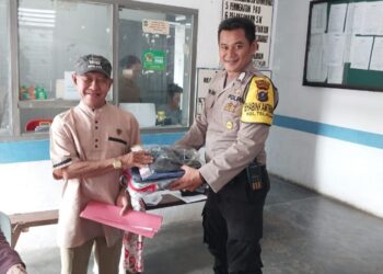 Bhabinkamtibmas Bersama Perangkat Kelurahan Bagikan Bansos Kepada Lansia.