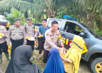 Polres Tebingtinggi Berikan Bantuan  Sembako Kepada Korban Banjir.