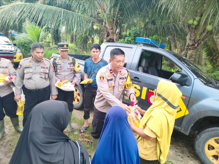 Polres Tebingtinggi Berikan Bantuan Sembako Kepada Korban Banjir.