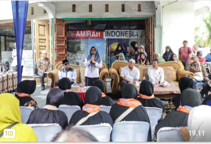 Wali Kota Pematangsiantar dr Susanti Dewayani SpA Memberangkatkan Jamaah Umroh PT Amirah Indonesia Tour.