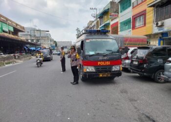Kasat Binmas Polres Pematangsiantar Berikan Himbauan Pasca Pemilu 2024 Kepada Masyarakat Di Pusat Kota.