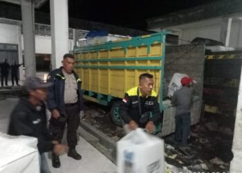 Tidak Kenal Waktu, Personel Polsek Perdagangan Resor Simalungun Kawal Ketat Logistik Pemilu Ke KPUD Simalungun.