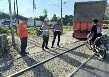 Sat Lantas Polres Tebingtinggi Memastikan Perjalanan Logistik F1 Powerboat Lancar.