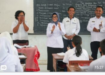 Wali Kota Pematangsiantar dr Susanti Dewayani SpA Bersama Plt Kepala Dinas Pendidikan (Kadisdik) Junaedi Antonius Sitanggang SSTP MSi Kunjungi Dua Sekolah.