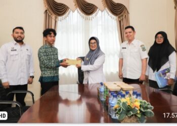Wali Kota Pematangsiantar dr Susanti Dewayani SpA Berikan Tali Asih Kepada Muhammad Ikhsan Laode, Pemuda Berprestasi di Ajang MTQN Tahun 2022 & 2023.