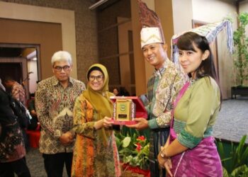 Wali Kota Pematangsiantar dr. Susanti Dewayani SpA Hadiri Serta Memberikan Kenangan - Kenangan di Acara Pisah Sambut Komandan Kodim (Dandim) 0207/Simalungun dari Letkol Inf Hadrianus Yossy SB SIP MHan Kepada Letkol Inf Slamet Faojan MHan