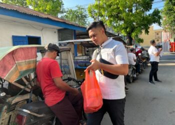 Sat Res Narkoba Polres Langkat Mempererat Hubungan Dengan Masyarakat Lewat Program "Polri Berbagi Takjil".