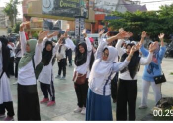 Wali Kota dr. Susanti Dewayani SpA Didampingi Kepala Dinas Kesehatan drg Irma Suryani MKM Senam Sehat Bersama Jamaah Calon Haji/Hajjah Tahun 2024 Kota Pematangsiantar.