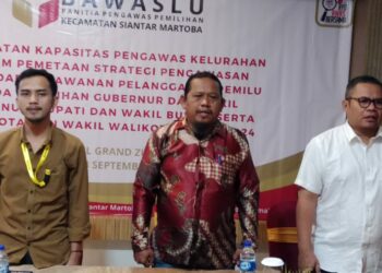 Ketua Panitia Pengawas Pemilihan Kecamatan Martoba Jenson B. P. Sirait, ST, didampingi Anggota Panwascam Saat Kegiatan Berlangsung.