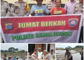 Kabag SDM Polres Simalungun Gelar Jumat Berkah, Bagikan Nasi Kotak untuk Warga di Dolok Panribuan.